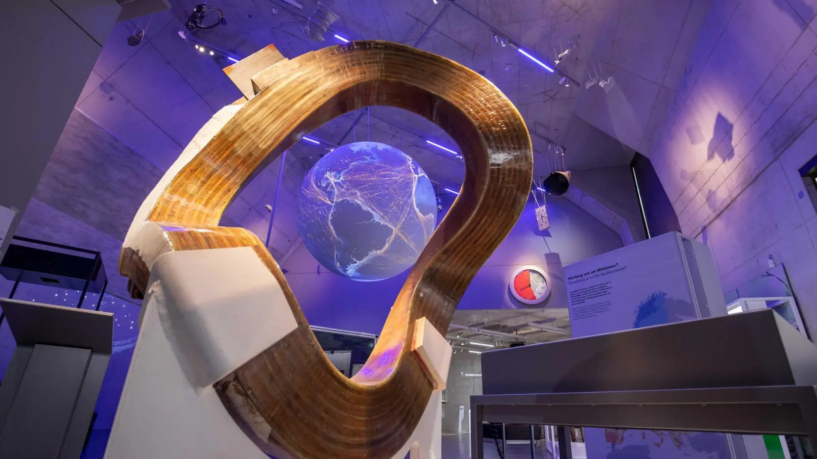 Proxima Fusion setzt für seinen Reaktor auf den Typus Stellarator, des sich durch verwundene Spulen wie diese im Zukunftsmuseum in Nürnberg auszeichnet. (Archivbild) (Foto: Daniel Karmann/dpa)