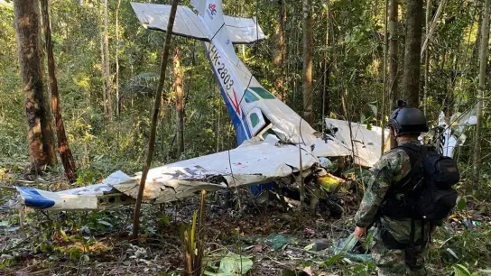 Das Wrack der Cessna C206: Rund vier Wochen nach dem Absturz des Kleinflugzeugs im Regenwald Kolumbiens setzt das Militär eine neue Strategie zur Suche der vier vermissten Kinder ein. (Foto: -/Colombia's Armed Forces Press Office/dpa)