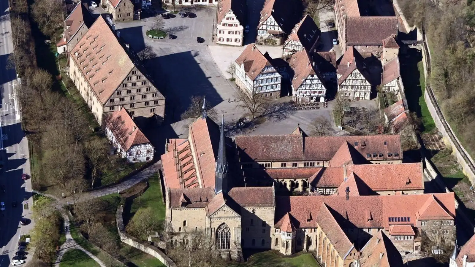 Luftbild, aus einem Flugzeug aufgenommen, vom Kloster Maulbronn. (Foto: Uli Deck/dpa/Archivbild)