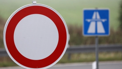 Von Samstagabend bis zum Sonntagnachmittag ist die A93 in beiden Richtungen am Regensburger Kreuz gesperrt. (Symbolbild) (Foto: Bernd Wüstneck/dpa-Zentralbild/dpa)