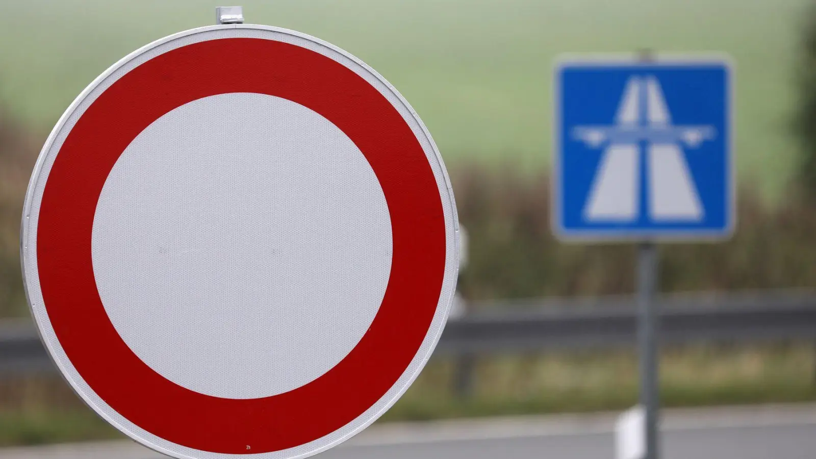 Von Samstagabend bis zum Sonntagnachmittag ist die A93 in beiden Richtungen am Regensburger Kreuz gesperrt. (Symbolbild) (Foto: Bernd Wüstneck/dpa-Zentralbild/dpa)