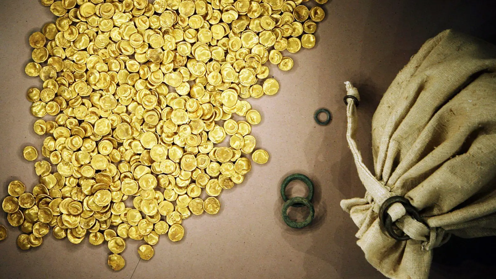 Der 3,7 Kilogramm schwere Kelten-Goldschatz wurde einst in einer Bodenvitrine im Museum in Manching ausgestellt. (Archivbild: Frank Mächler/dpa)