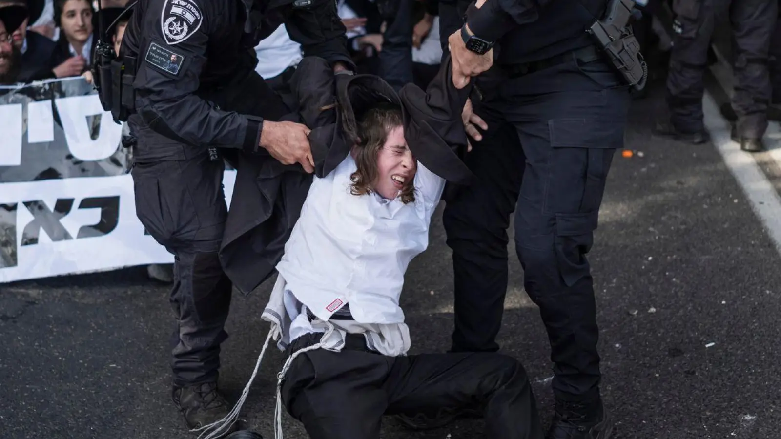 Seit Jahrzehnten waren ultraorthodoxe Männer vom Militärdienst in Israel befreit. Weil diese Ausnahmeregel nun ausgelaufen ist, blockierten Betroffene aus Protest Straßen in der Stadt Bnei Berak. (Foto: Ilia Yefimovich/dpa)