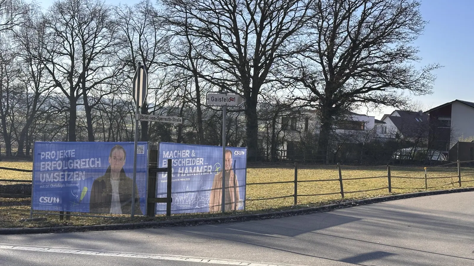 So wie an der Einmündung der Obrist-von-Sperreuth-Straße in die Wörter Straße im Wohngebiet Gaisfeld gibt es in diesem Areal mehrere Baunzäune mit Wahlwerbung der CSU. An der Plakatierung vor dem offiziellen „Stichtag” gibt es Kritik. (Foto: Martina Haas)