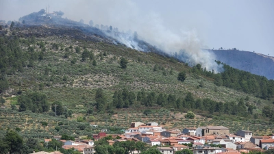 Blick vom spanischen Ort Torrecilla de los Angeles auf den Brand. (Foto: Gustavo Valiente/EUROPA PRESS/dpa)