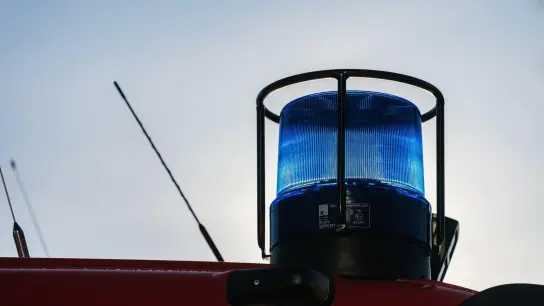 Ein Blaulicht auf dem Dach eines Einsatzfahrzeugs der Feuerwehr. (Foto: Philipp von Ditfurth/dpa/Symbolbild)