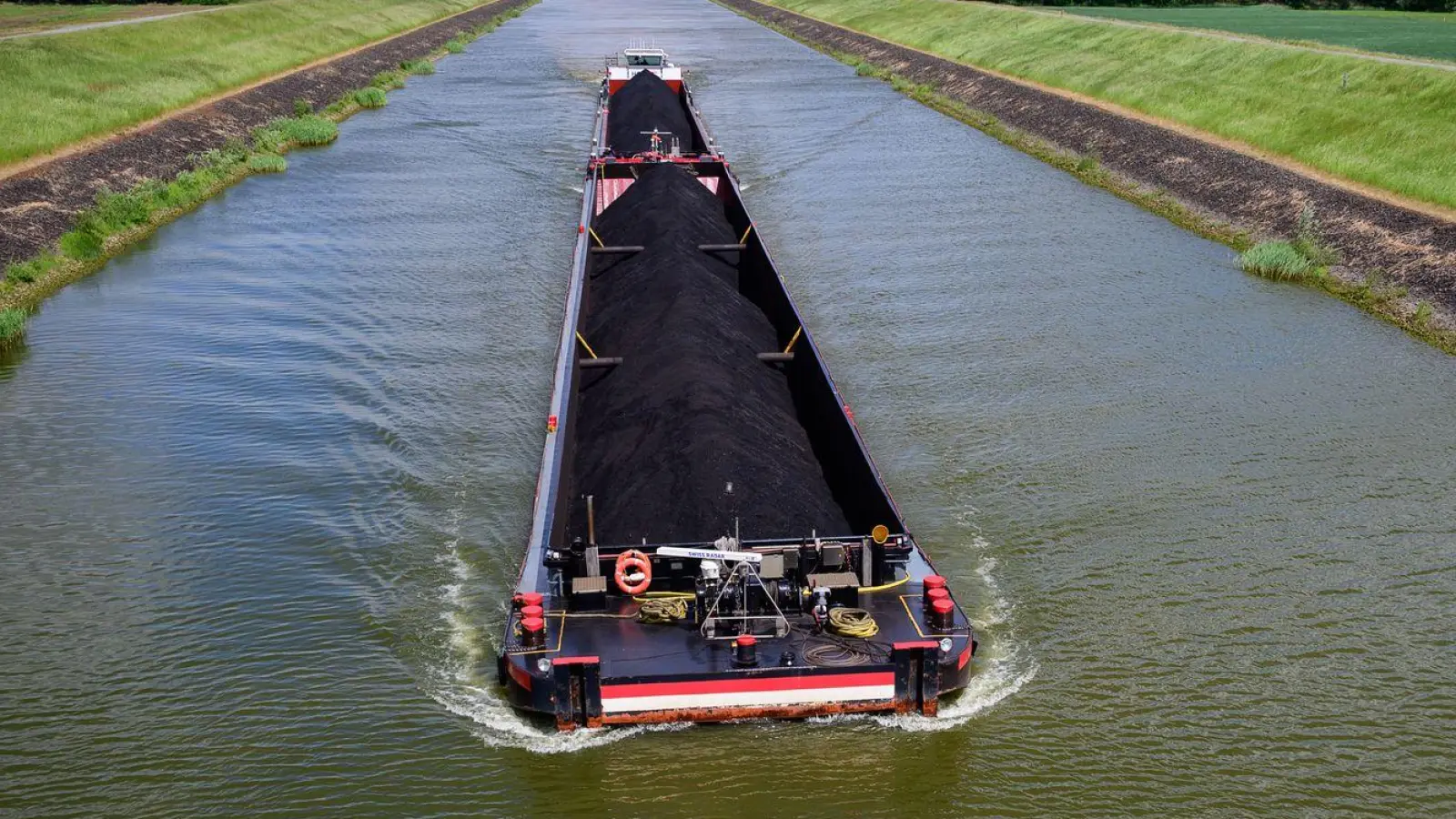 Mit 2.500 Tonnen Kohle an Bord fährt die „Niedersachsen 2“ ferngesteuert durch den Elbe-Seitenkanal. Der Kapitän sitzt 400 Kilometer entfernt. (Foto: Philipp Schulze/dpa)