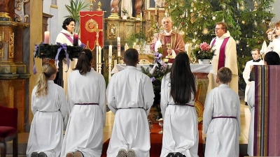 Erzbischof em. Dr. Ludwig Schick (Mitte) war extra für das Jubiläum nach Schillingsfürst gekommen. (Foto: Barbara Ridder)
