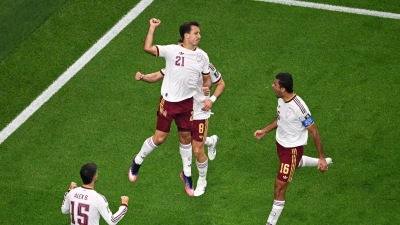 Oyarzabal (Mitte) bejubelte seinen Elfmetertreffer zum 1:0 ausgelassen. (Foto: Jessica Tobias/AP/dpa)