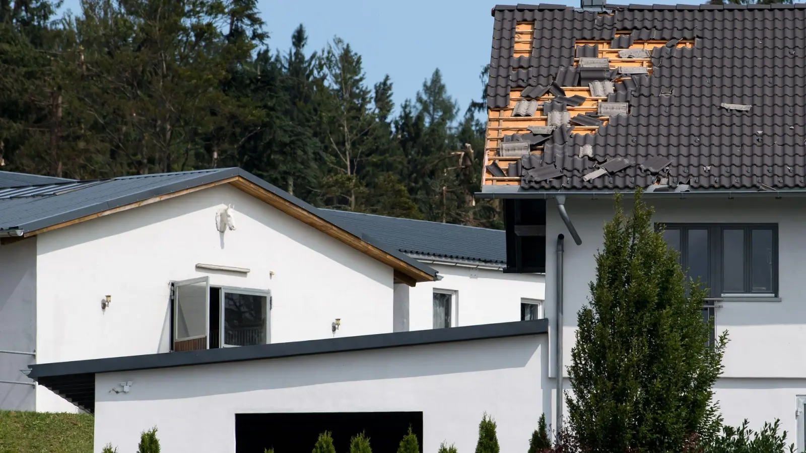 Hat ein Sturm das Dach des Eigenheims beschädigt, kommt die Wohngebäudeversicherung für den Schaden auf. (Foto: Sven Hoppe/dpa/dpa-tmn)