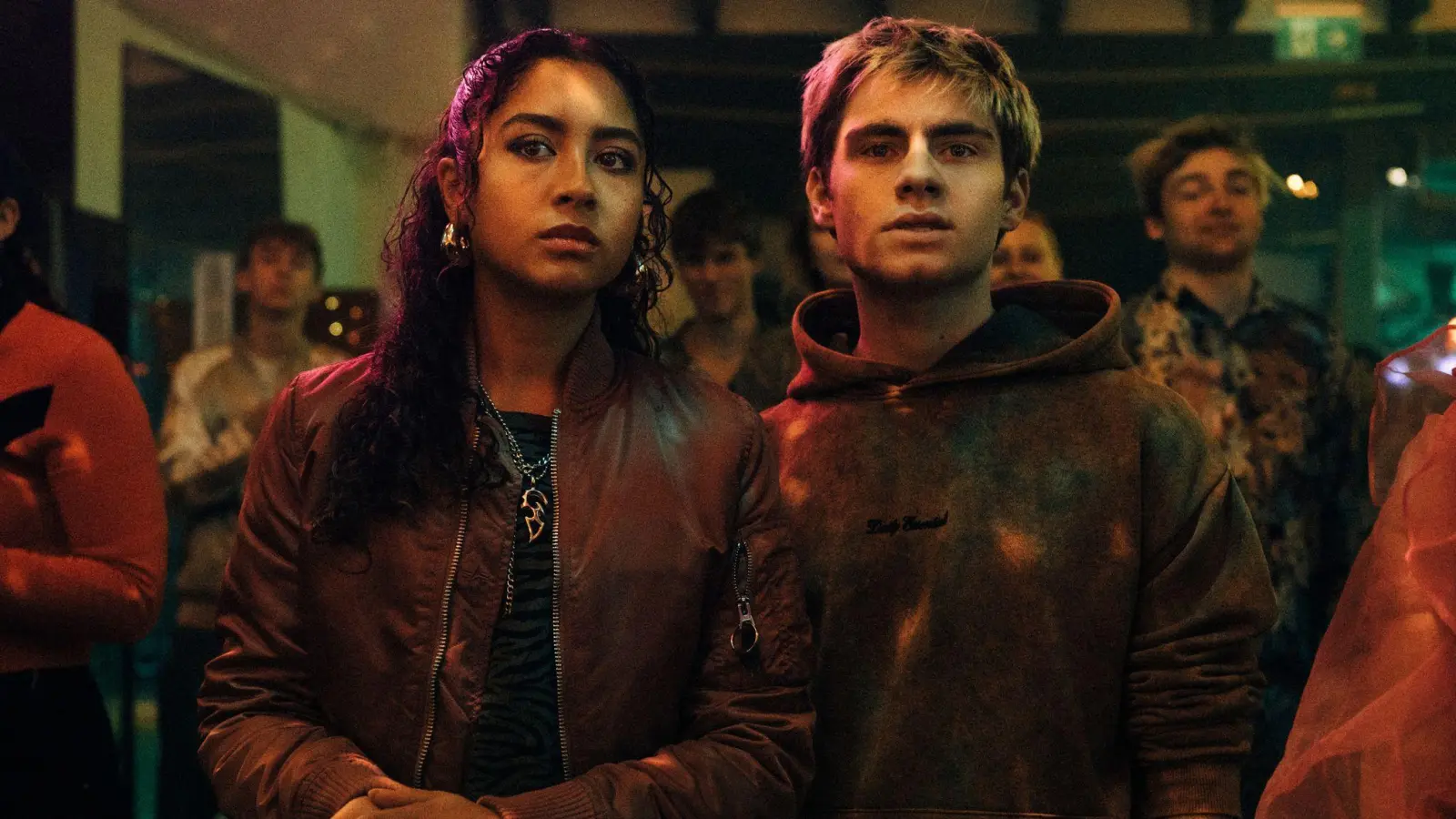  Nola (Samira Breuer) und Corvin (Florian Geißelmann) suchen die Macher der „Schattenseite“. (Foto: Elliott Kreyenberg/ARD Degeto Film/HR/funk/Dreamtool Entertainment GmbH/dpa)