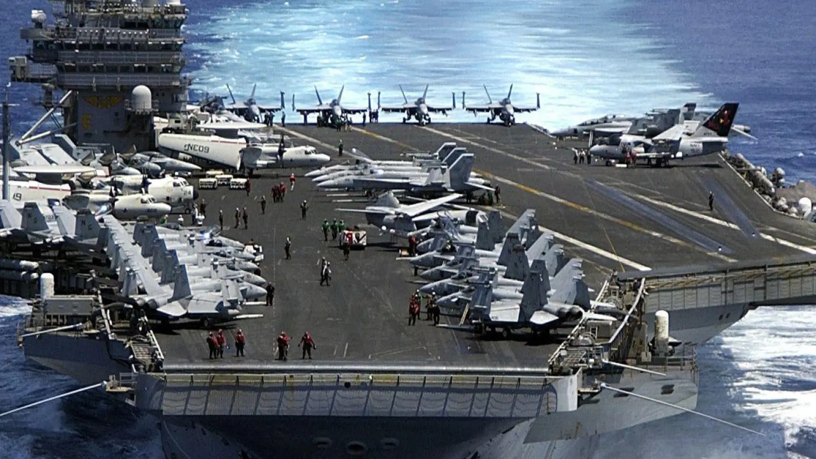 Einer der größten US-amerikanischen Flugzeugträger ist auf hoher See unterwegs. Die weltweiten Militärausgaben haben 2023 erneut einen Höchststand erreicht. (Foto: Dusty Howell / U.s. Navy Handout/dpa)