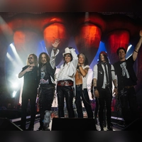 Seit 2012 sind Schauspieler und Gitarrist Johnny Depp (2.v.l.) und Rocklegende Alice Cooper (3.v.l.) Bandkollegen bei den Hollywood Vampires. (Foto: Aaron Perry/earMusic/dpa)