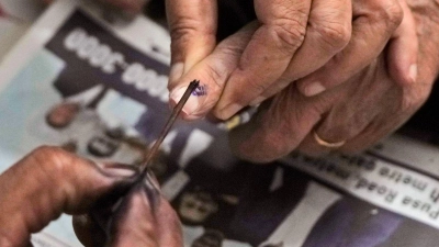 Wählerinnen und Wählern, die ihre Stimme abgegeben haben, wird der Finger mit Farbe markiert. Ergebnisse der Parlamentswahl in Indien soll es am 4. Juni geben. (Foto: Manish Swarup/AP/dpa)