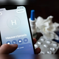 Halsweh, Fieber, Gliederschmerzen? Dann ist der Weg in die Arztpraxis beschwerlich. Bislang gab es dann die Möglichkeit einer telefonischen Krankschreibung.  (Foto: Sina Schuldt/dpa)