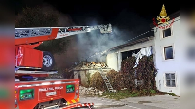 Bei der Explosion wurden drei Polizisten getötet.  (Foto: --/Italienische Feuerwehr/dpa)