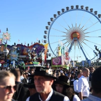 Strahlendes Herbstwetter bescherte Wirten und Schauststellern regen Zulauf.  (Foto: Felix Hörhager/dpa)