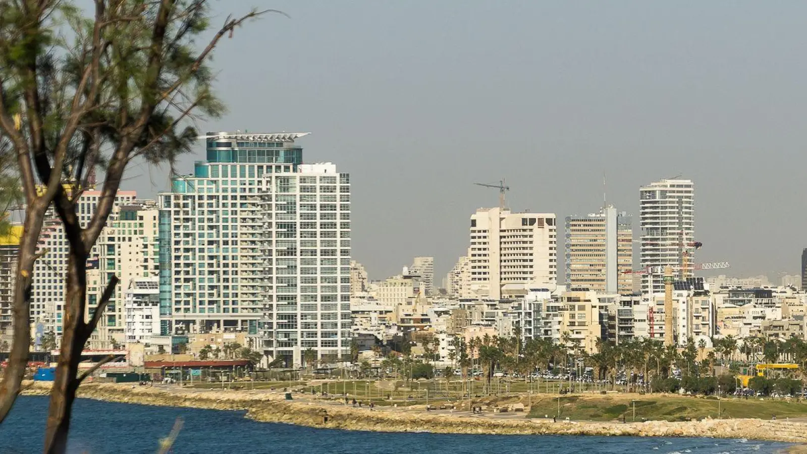 Blick von Jaffa in Richtung Tel Aviv: Das Auswärtige Amt warnt weiterhin vor Reisen nach Israel und in die palästinensischen Gebiete. (Foto: Philipp Laage/dpa-tmn/dpa)
