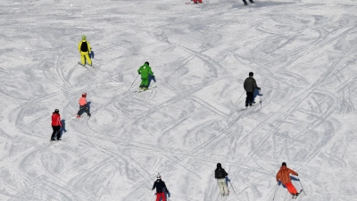 Bei ihren Schwüngen kommen sich Skifahrer gelegentlich in die Quere. (Archivbild) (Foto: Angelika Warmuth/dpa)