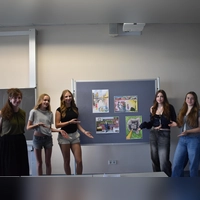 Kunstlehrerin Kimberly Tepedino (links) freute sich über die Auszeichnung von Luise Rupp, Emilie Nauhardt, Elise Scheitacker und Nele Strauss als Bundessiegerinnen. (Foto: Ute Niephaus )