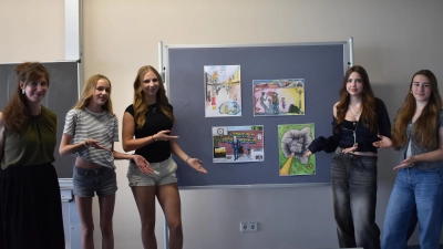 Kunstlehrerin Kimberly Tepedino (links) freute sich über die Auszeichnung von Luise Rupp, Emilie Nauhardt, Elise Scheitacker und Nele Strauss als Bundessiegerinnen. (Foto: Ute Niephaus )
