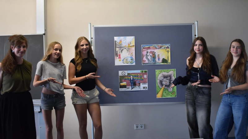 Kunstlehrerin Kimberly Tepedino (links) freute sich über die Auszeichnung von Luise Rupp, Emilie Nauhardt, Elise Scheitacker und Nele Strauss als Bundessiegerinnen. (Foto: Ute Niephaus )
