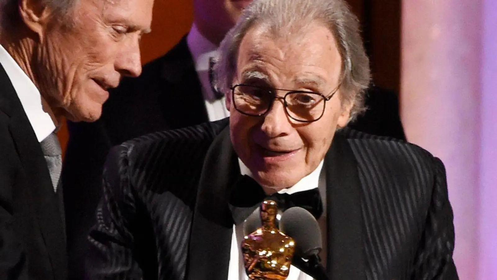 Auch einen Ehrenoscar durfte Schifrin (r.) zu seinen zahlreichen Auszeichnungen zählen. (Foto: Chris Pizzello/Invision/AP/dpa)