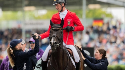 Daniel Deußer wird von Teamkollegin Sophie Hinners beglückwünscht.  (Foto: Rolf Vennenbernd/dpa)