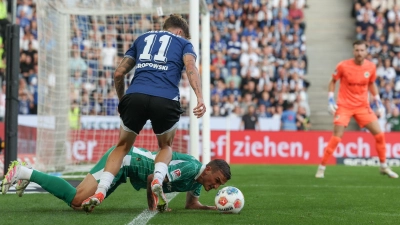 Der Fürther Innenverteidiger Philipp Ziereis am Boden stört den Bielefelder Mittelstürmer Joel Grodowski. (Foto: Friso Gentsch/dpa)
