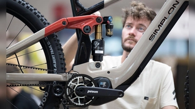 E-Bikes stehen im Zentrum der Messe Eurobike. (Foto: Boris Roessler/dpa)