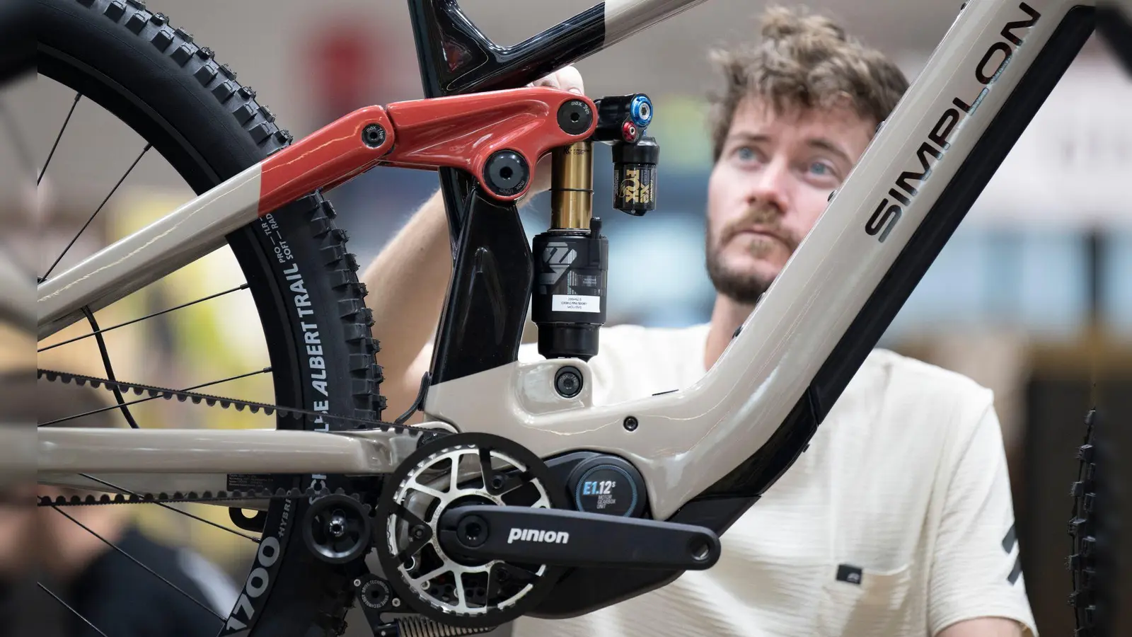 E-Bikes stehen im Zentrum der Messe Eurobike. (Foto: Boris Roessler/dpa)