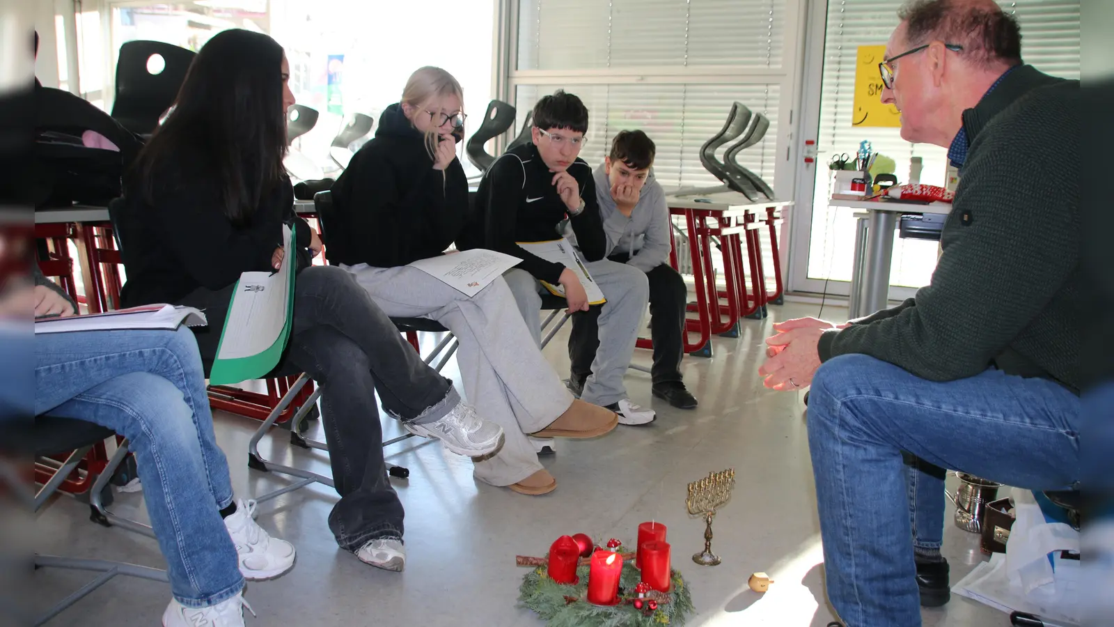 Ein christlicher Adventkranz und ein jüdischer Chanukkia – Pfarrer Dr. Oliver Gußmann erklärt, Unterschiede und Gemeinsamkeiten der Religionen.  (Foto: Stefan Neidl)