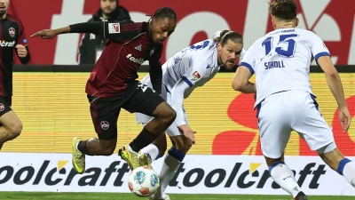 Mohamed Ali Zoma (l) bereitet dem Karlsruher SC permanent Probleme. (Foto: Daniel Löb/dpa)
