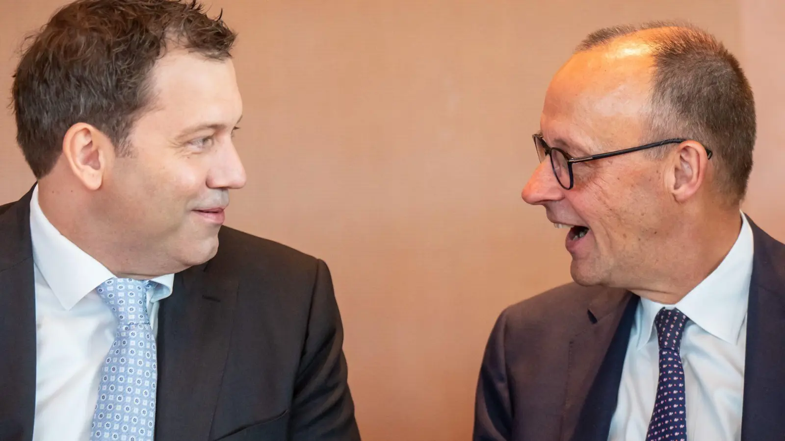 Die beiden verstehen sich - doch sonst läuft es noch nicht rund für die Koalition. (Archivbild) (Foto: Michael Kappeler/dpa)