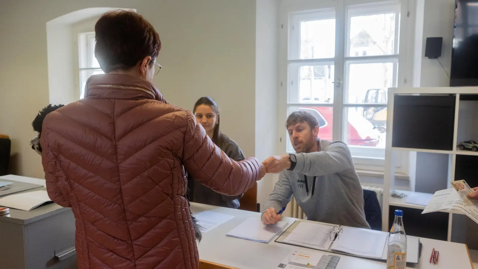 In einem Wahllokal in Dietenhofen nimmt ein Wahlhelfer einen Ausweis entgegen. (Foto: Evi Lemberger)