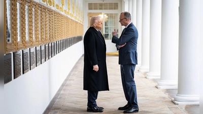 Trump (l.) greift Merz (r.) noch mal online an. (Archivbild) (Foto: Guido Bergmann/Presse- und Informationsamt der/dpa)