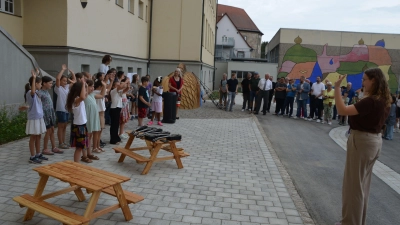 Der Chor und die Ukulele-Gruppe (links) der Grundschule Neues Schloss sorgten für den Auftakt der Pausenhof-Einweihung (Foto: Patrick Lauer)