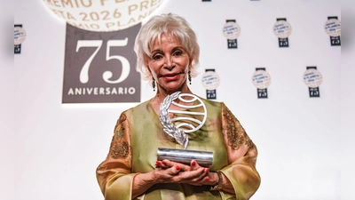 Die chilenische Bestsellerautorin Isabel Allende hält den mit einer Million Euro dotierten 75. Planata-Preis bei einer Gala in Barcelona.  (Foto: Alberto Paredes/EUROPA PRESS/dpa)