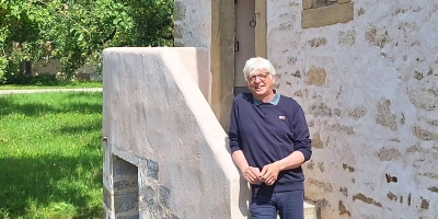 Der Abschied von den historischen Gebäuden, hier die Synagoge aus Allersheim, fällt Herbert May, der bis Ende September Leiter des Fränkischen Freilandmuseums sein wird, schwer. (Foto: Daniela Ramsauer)