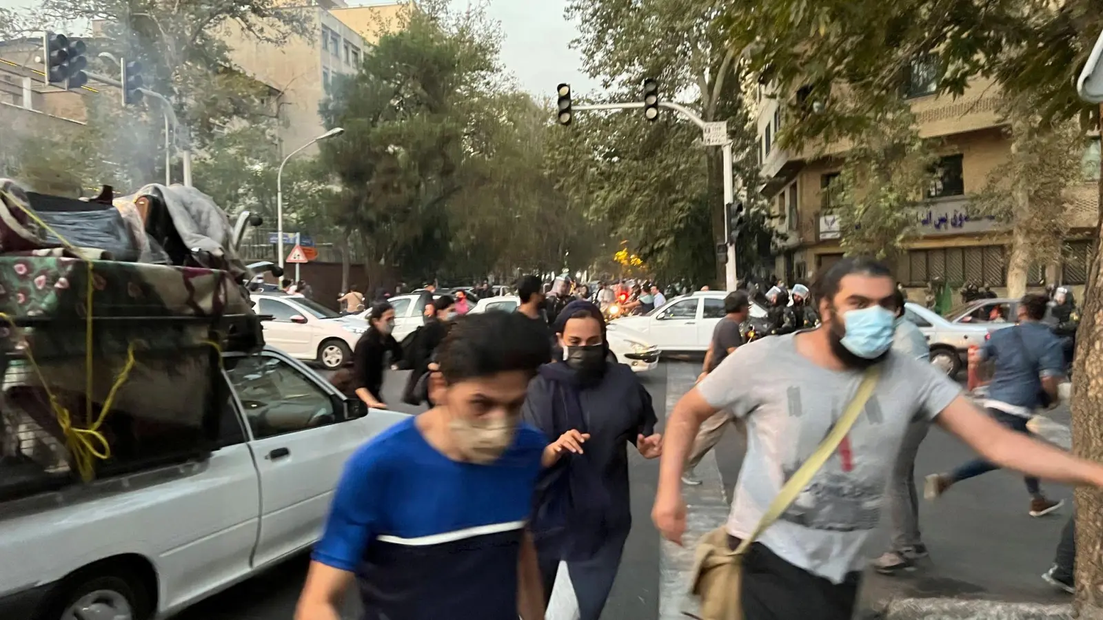 Vergangenen Montag in der iranischen Hauptstadt: Menschen fliehen vor der Polizei während eines Protests. (Foto: Uncredited/AP/dpa)