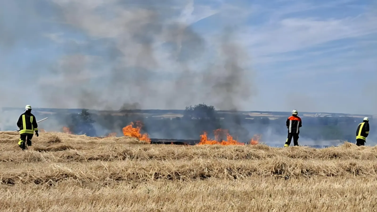 Rund 10.000 Quadratmeter eines Feldes zwischen Westheim und Marktbergel standen in Flammen.<br> (Foto: Kreisfeuerwehrverband Nea)