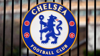 Das Logo des Fußballvereins Chelsea ist an einem Tor am Fußballstadion „Stamford Bridge“ angebracht. (Foto: John Walton/PA Wire/dpa)