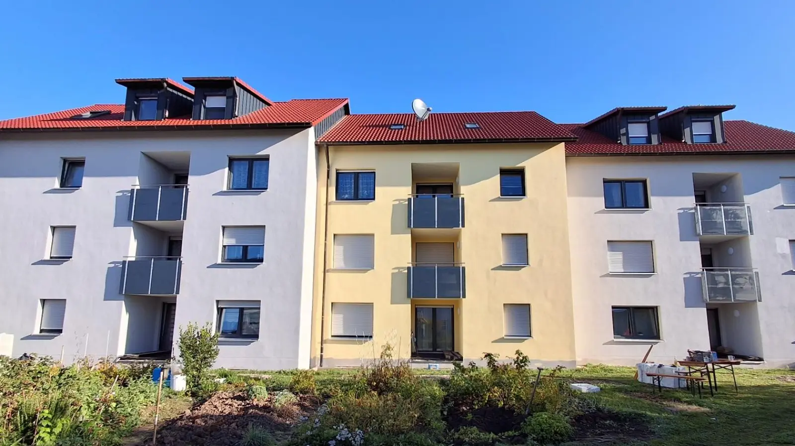 Das Ergebnis der Sanierungsmaßnahme in diesem Jahr in Feuchtwangen: Die Anwesen Lindenberg 17 und 19 stehen auch energetisch wieder gut da. (Foto: Andreas Lechner)