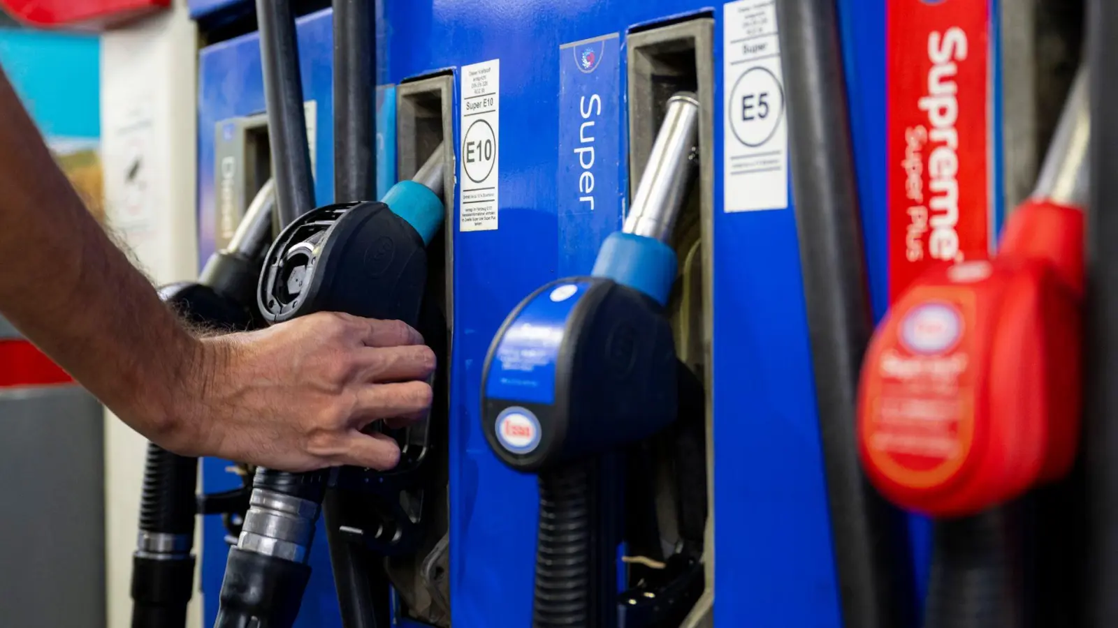 Die Unionsfraktion im Bundestag will ein drittes Entlastungspaket für Autofahrer. (Archivbild) (Foto: Lennart Preiss/dpa)