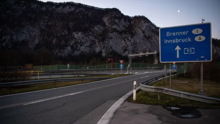 Die Brenner-Route ist meist überlastet. (Foto: Peter Kneffel/dpa)