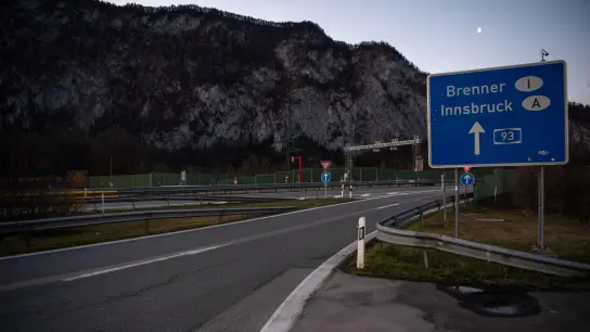 Die Brenner-Route ist meist überlastet. (Foto: Peter Kneffel/dpa)