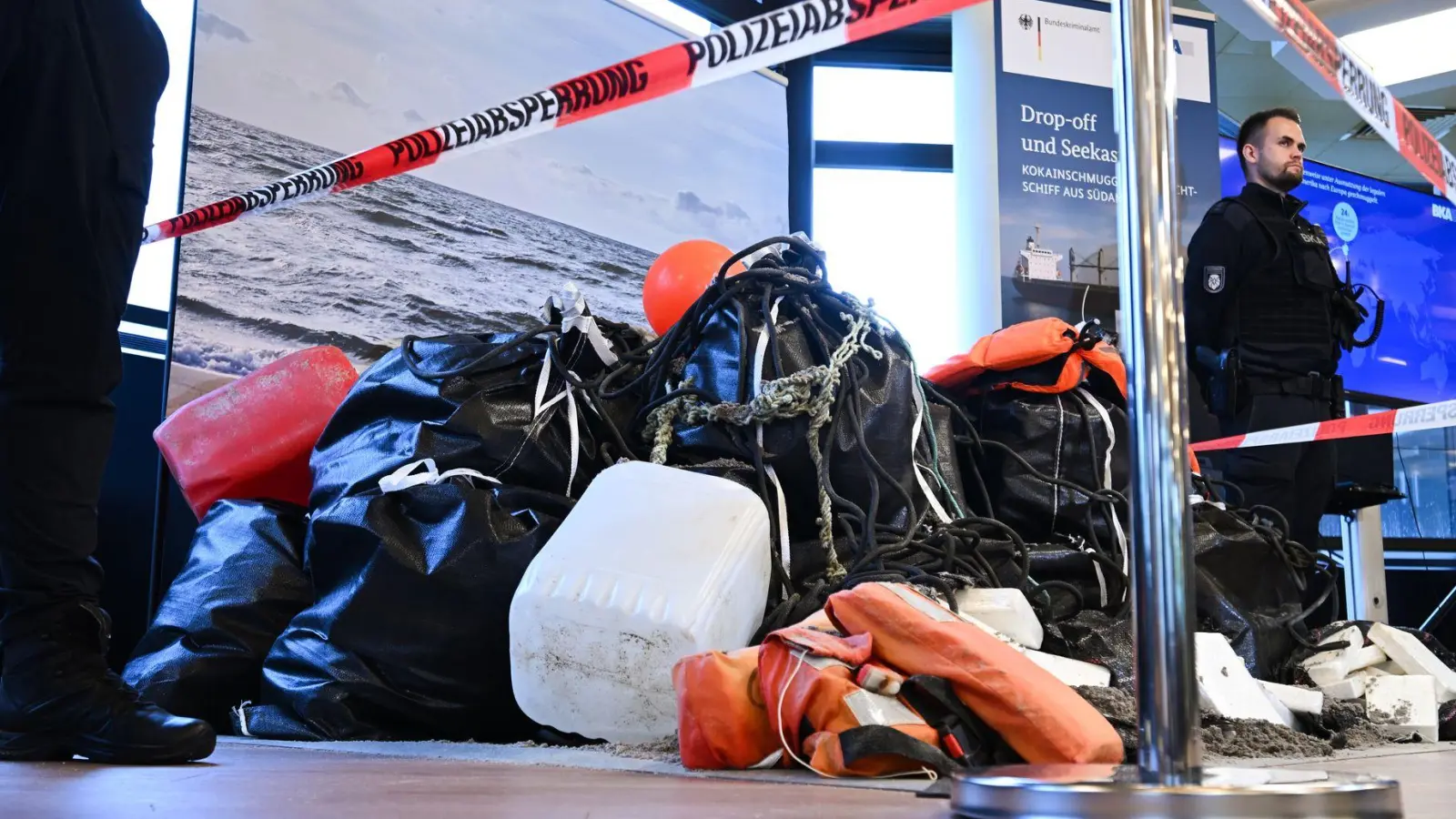 Rund 630 Kilogramm Kokain sind bei einem gescheiterten See-Drogentransport an die Insel Borkum angeschwemmt worden.  (Foto: Arne Dedert/dpa)