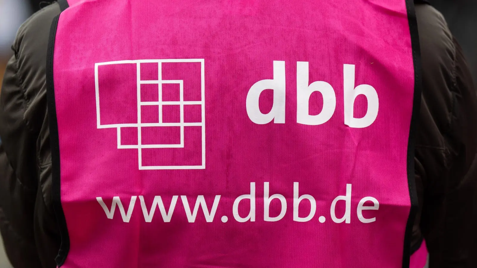 Krisenprämie auch für die Beschäftigten im Öffentlichen Dienst, findet der Deutsche Beamtenbund. (Archivbild) (Foto: Robert Michael/dpa)