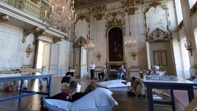 Lesen einmal anders: Silent Reading im Festsaal des Ansbacher Schlosses. (Foto: Thomas Wirth)