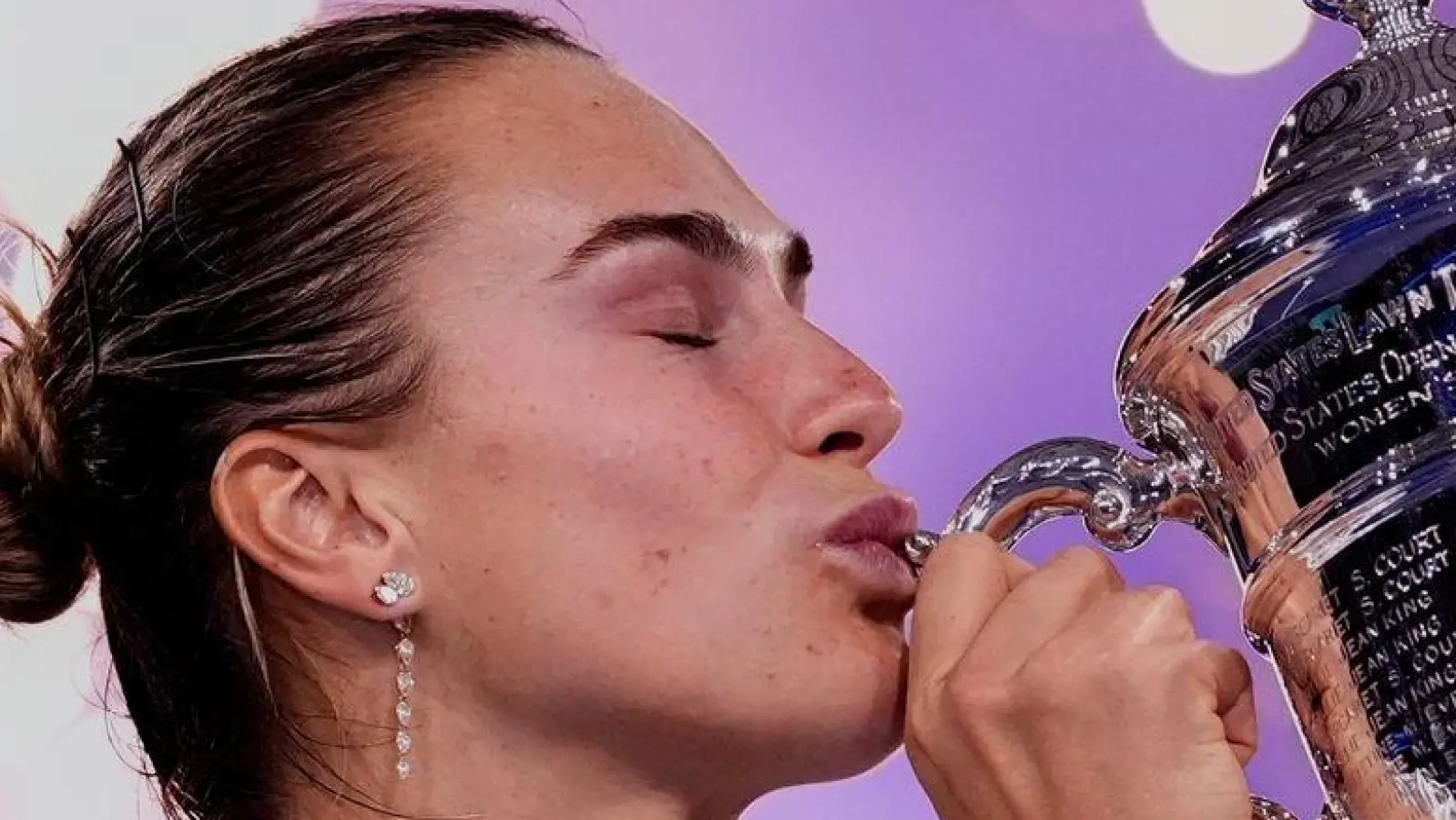 Ein Küsschen für den Pokal: Aryna Sabalenka ist in New York die Beste. (Foto: Yuki Iwamura/AP/dpa)